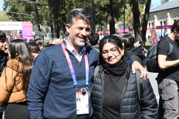 Leo Diana con una estudiante del departamento en Rosario