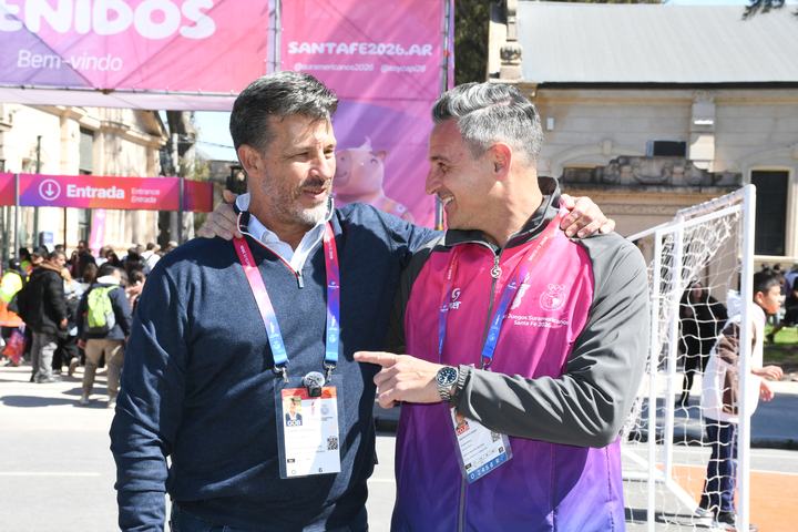 Leo en la entrada del predio, junto a uno de los organizadores