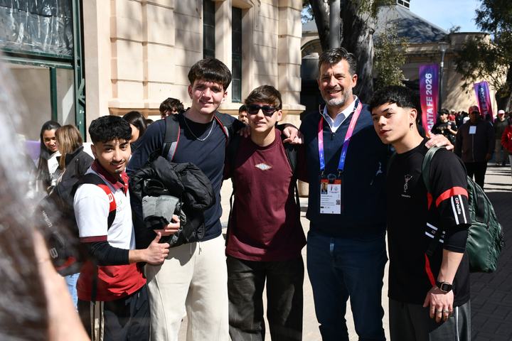 Leo con estudiantes de San Jerónimo