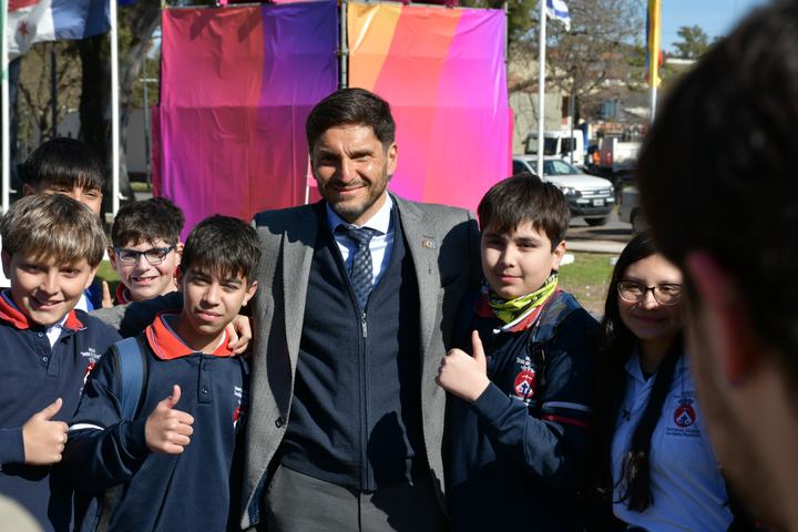 Foto con los chicos en el predio de los Juegos