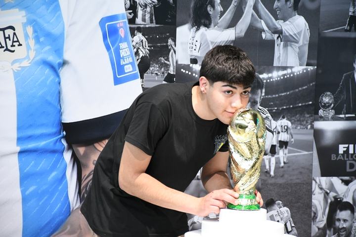 En el Museo del Deporte, con la réplica de la Copa del Mundo