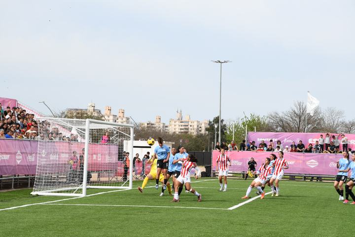 Fútbol femenino: jugada en el área